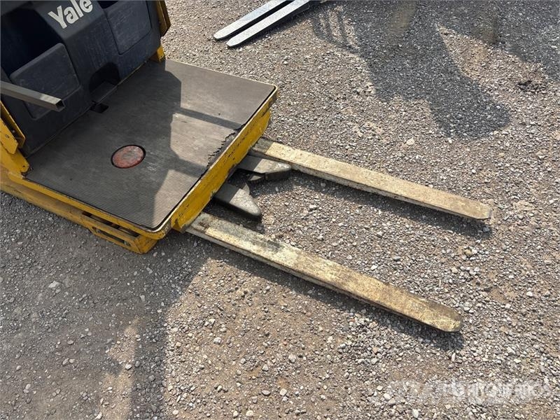 Yale OS030BEN36TE095 2500 lb Order Picker Välitasokeräilytrukit