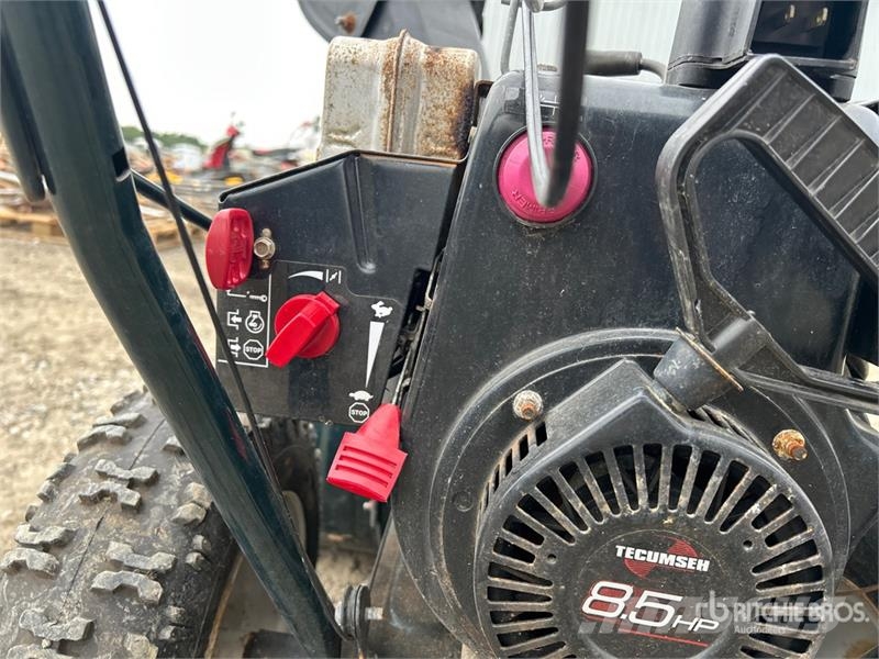 YardWorks 27 in 2 Way Walk-Behind Snow Blower Schneefräse