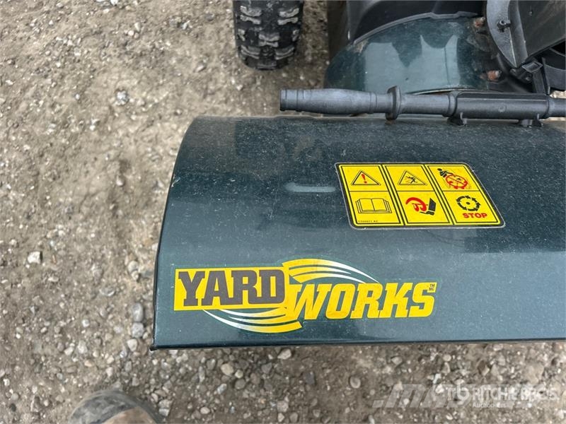 YardWorks 27 in 2 Way Walk-Behind Snow Blower Schneefräse