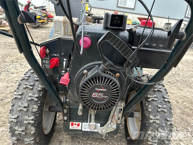 YardWorks 27 in 2 Way Walk-Behind Snow Blower Schneefräse