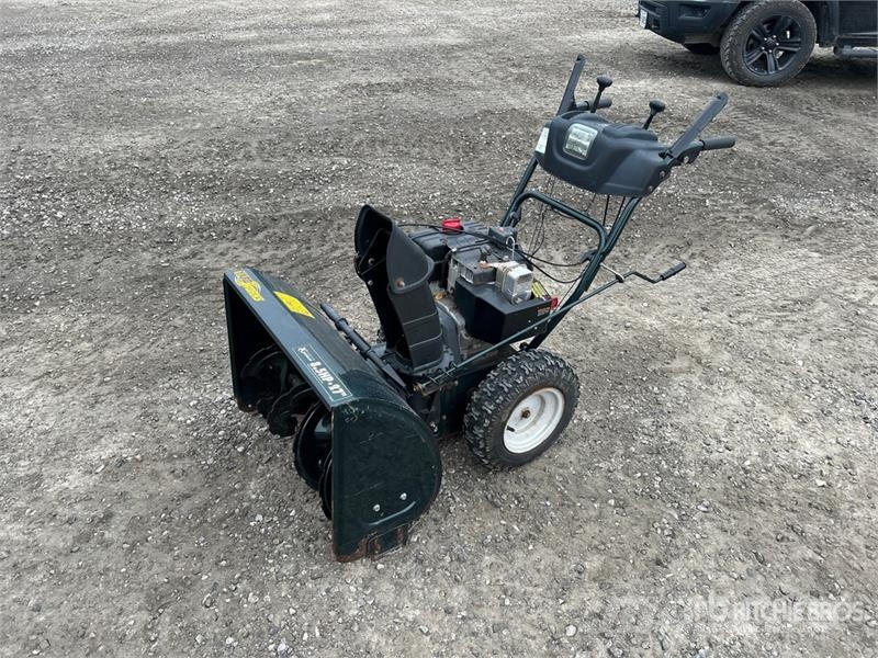 YardWorks 27 in 2 Way Walk-Behind Snow Blower Schneefräse