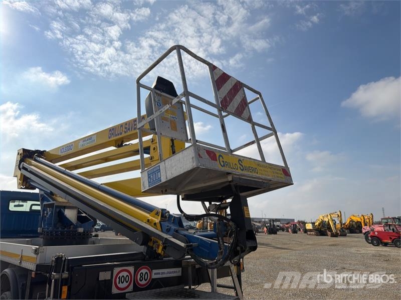  2007 Socage DA26 26 m on Mitsubishi  Canter 4x2 Bu Plataformas sobre camión