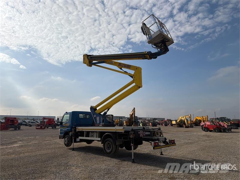  2007 Socage DA26 26 m on Mitsubishi  Canter 4x2 Bu Plataformas sobre camión