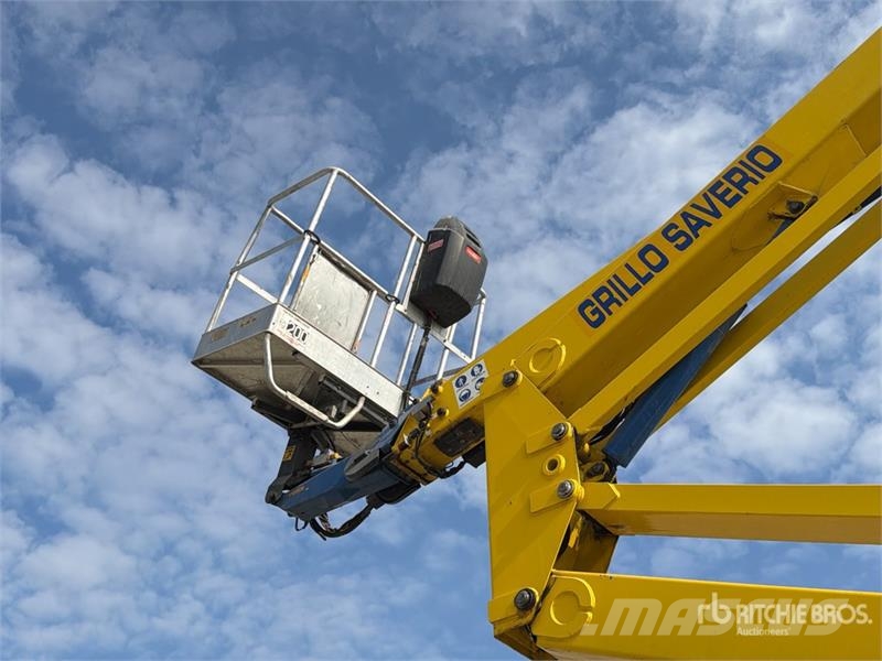  2007 Socage DA26 26 m on Mitsubishi  Canter 4x2 Bu Plataformas sobre camión