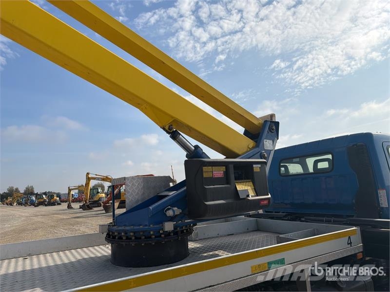  2007 Socage DA26 26 m on Mitsubishi  Canter 4x2 Bu Plataformas sobre camión
