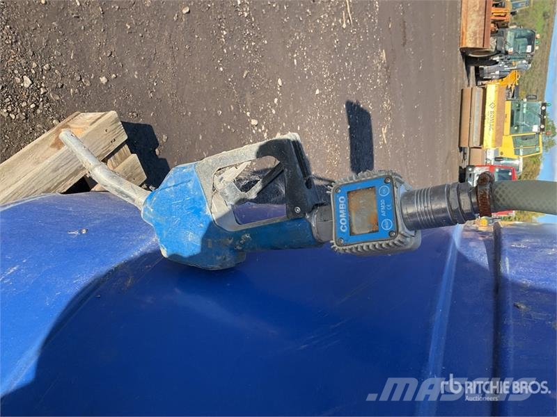 2455 L Skid Mounted Poly Fuel Tank صهاريج الوقود والصهاريج الإضافية