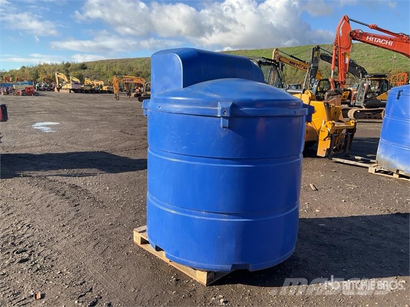 2455 L Skid Mounted Poly Fuel Tank صهاريج الوقود والصهاريج الإضافية