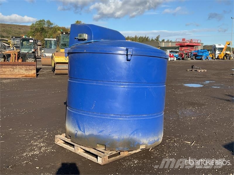2455 L Skid Mounted Poly Fuel Tank Üzemanyag- és adaléktartályok