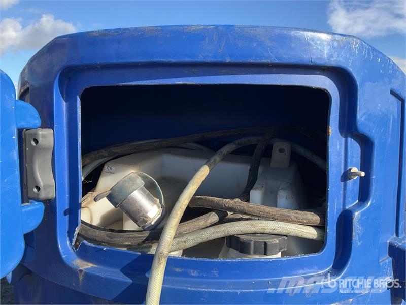 2455 L Skid Mounted Poly Fuel Tank صهاريج الوقود والصهاريج الإضافية