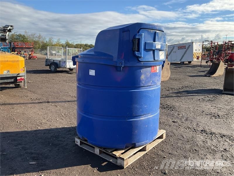 2455 L Skid Mounted Poly Fuel Tank صهاريج الوقود والصهاريج الإضافية