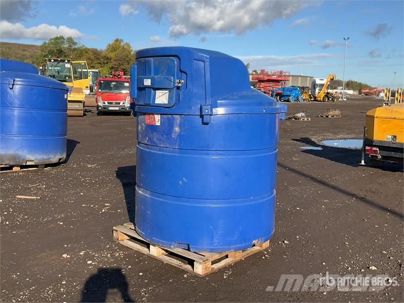 2455 L Skid Mounted Poly Fuel Tank صهاريج الوقود والصهاريج الإضافية
