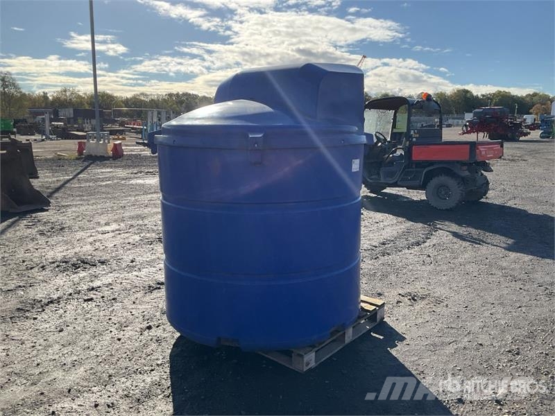2455 L Skid Mounted Poly Fuel Tank صهاريج الوقود والصهاريج الإضافية