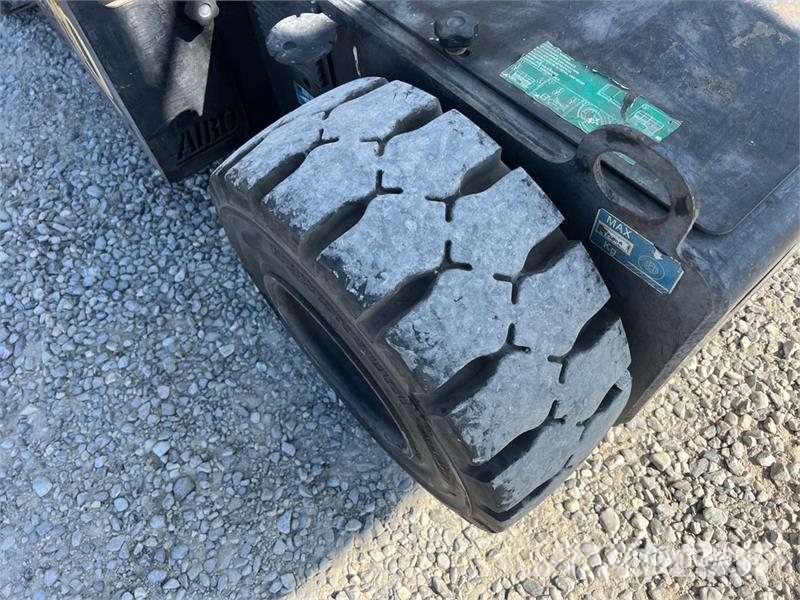 Airo A13 JE Electric Articulating Boom Lift ブームリフト　屈伸型