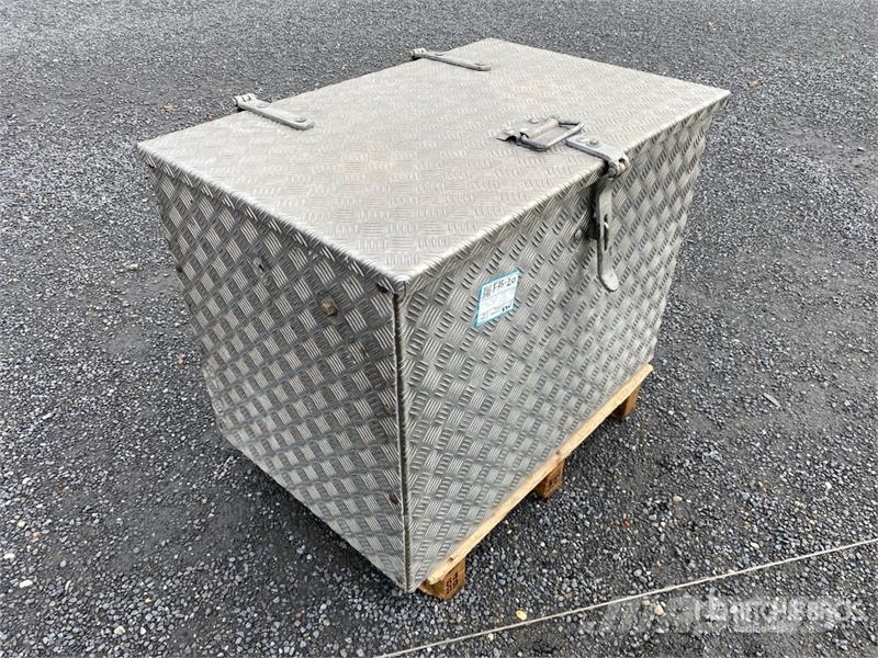  Aluminium Boxes with Steel Cables & Shackles معدات البناء - غير ذلك