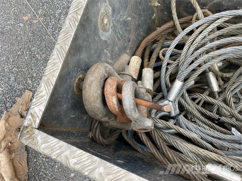  Aluminium Boxes with Steel Cables & Shackles معدات البناء - غير ذلك
