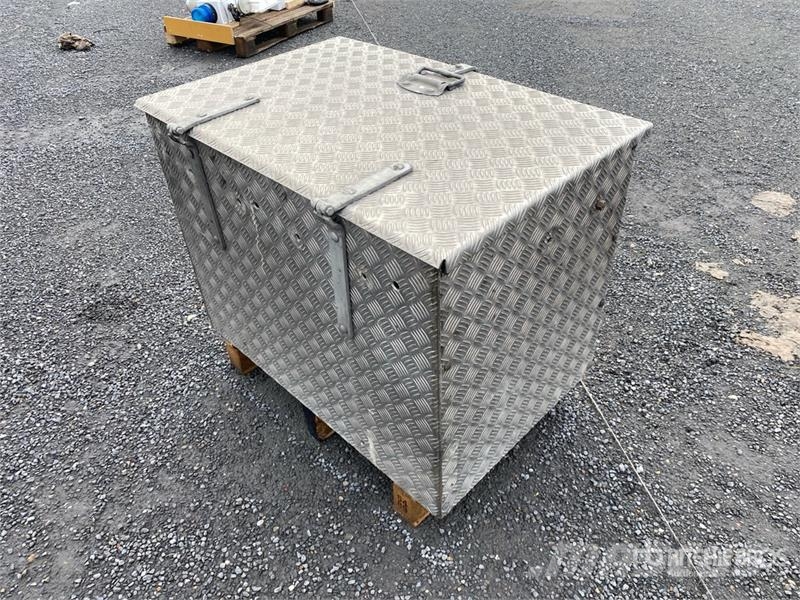  Aluminium Boxes with Steel Cables & Shackles معدات البناء - غير ذلك