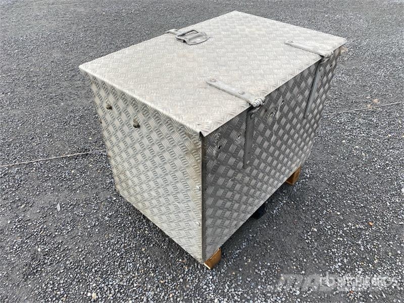  Aluminium Boxes with Steel Cables & Shackles معدات البناء - غير ذلك