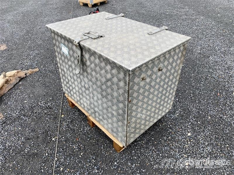  Aluminium Boxes with Steel Cables & Shackles معدات البناء - غير ذلك