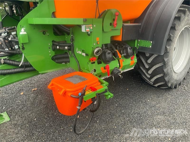 Amazone UX 11200 Super 40 m T/A Pull-Type Sprayer Anhängespritzen