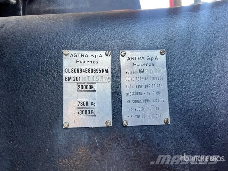 Astra BM201 T/A Dump Truck (Inoperable) ダンプ