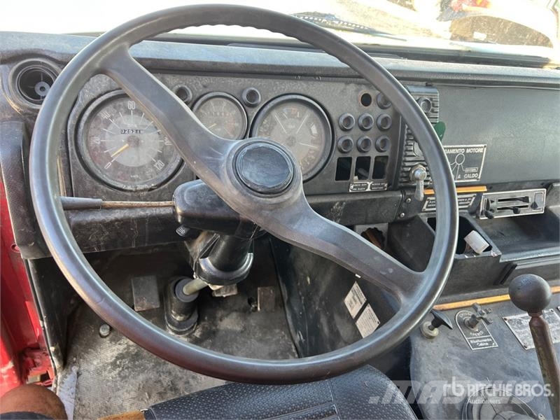 Astra BM201 T/A Dump Truck (Inoperable) ダンプ