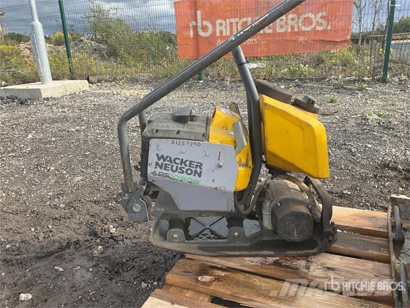 Belle of (2) Belle FC4500E Vibratory Plate Compactor Placas compactadoras