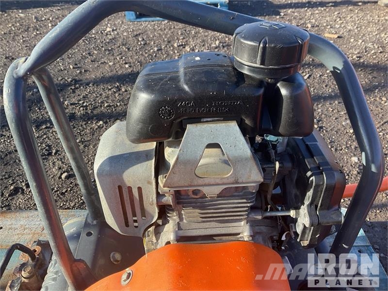 Belle of (2) Belle LC3251 Vibratory Plate Compactor Placas compactadoras