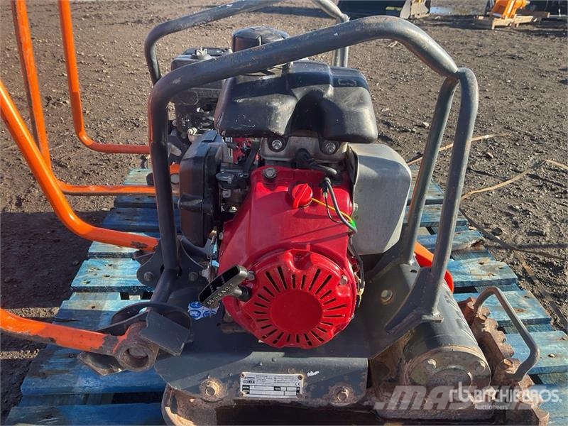 Belle of (2) Belle LC3251 Vibratory Plate Compactor Placas compactadoras