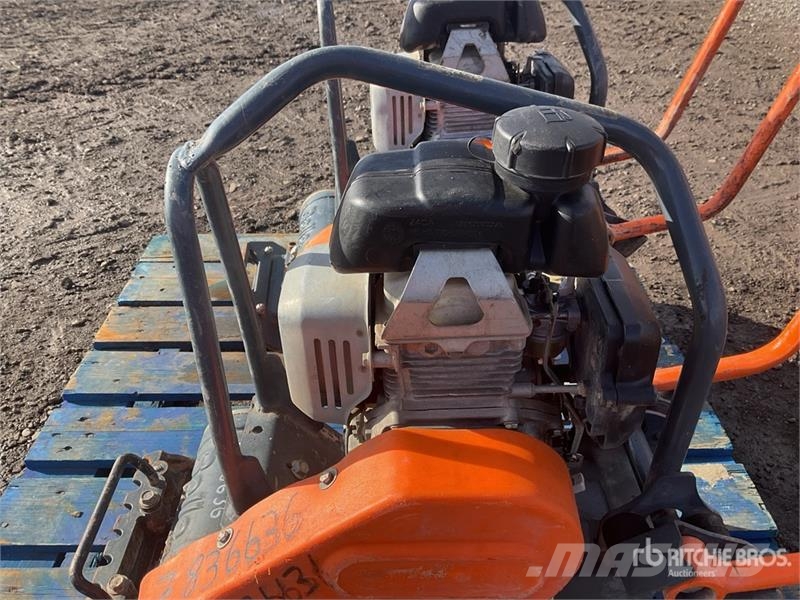 Belle of (2) Belle LC3251 Vibratory Plate Compactor Placas compactadoras