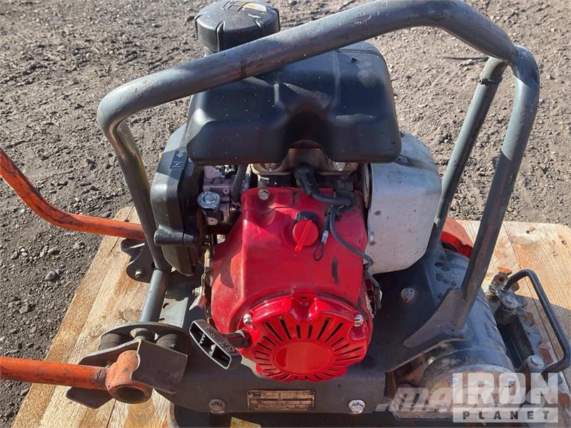 Belle of (2) Belle LC3251 Vibratory Plate Compactor Placas compactadoras