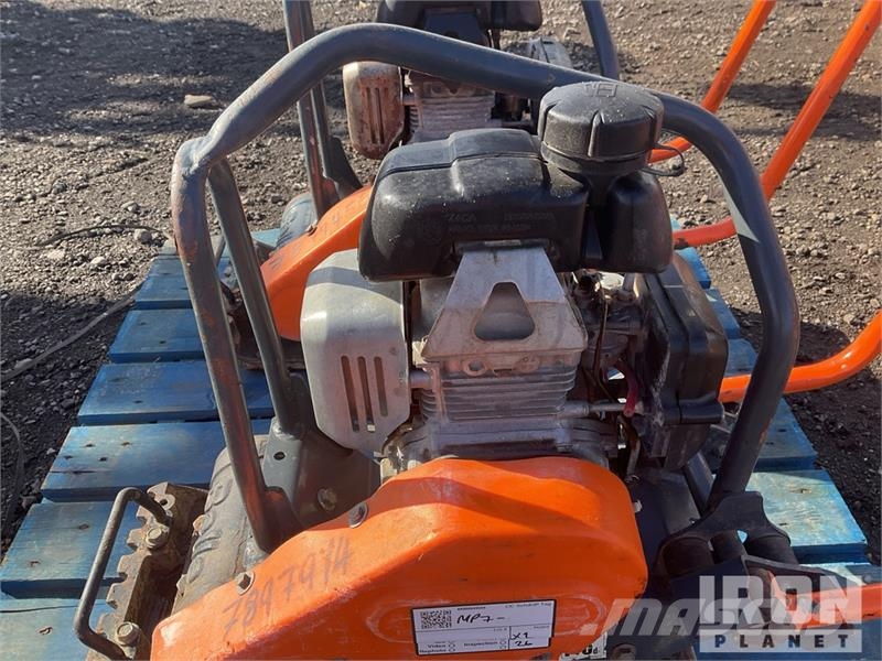 Belle of (2) Belle LC3251 Vibratory Plate Compactor Placas compactadoras