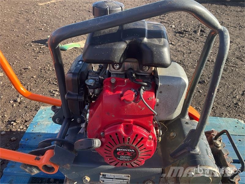 Belle of (2) Belle LC3251 Vibratory Plate Compactor Placas compactadoras