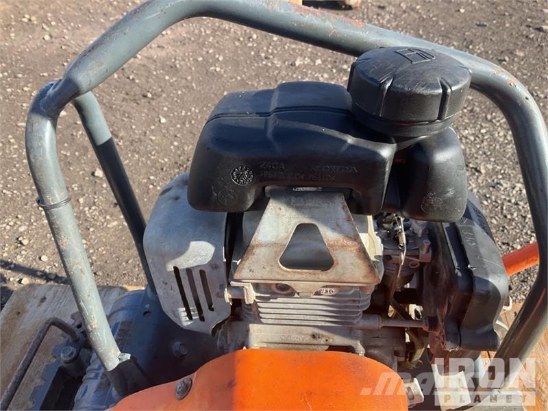 Belle of (2) Belle LC3251 Vibratory Plate Compactor Placas compactadoras