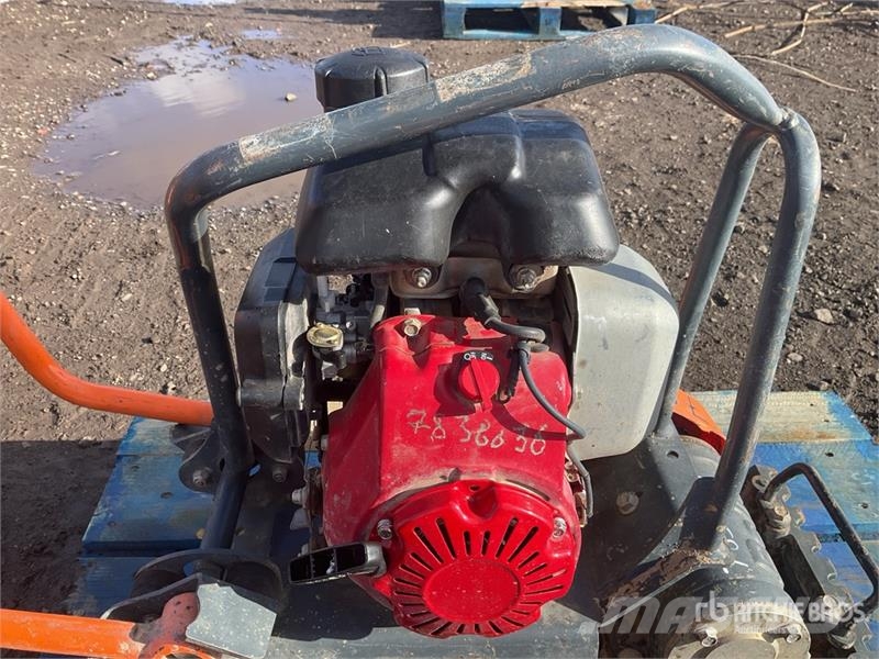 Belle of (2) Belle LC3251 Vibratory Plate Compactor Placas compactadoras