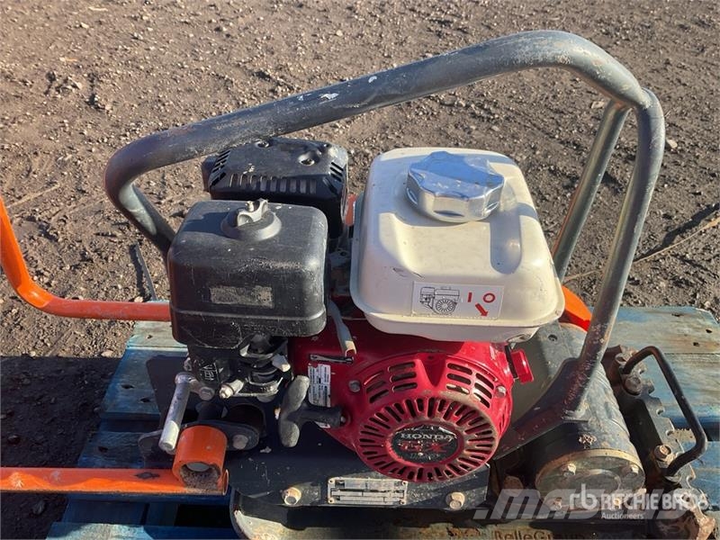 Belle of (2) Belle LC3251 Vibratory Plate Compactor Placas compactadoras