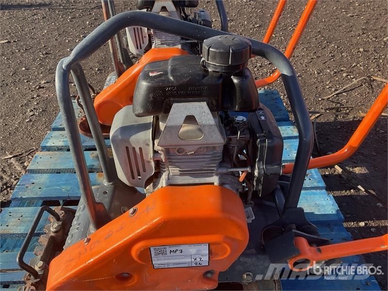 Belle of (2) Belle LC3251 Vibratory Plate Compactor Placas compactadoras