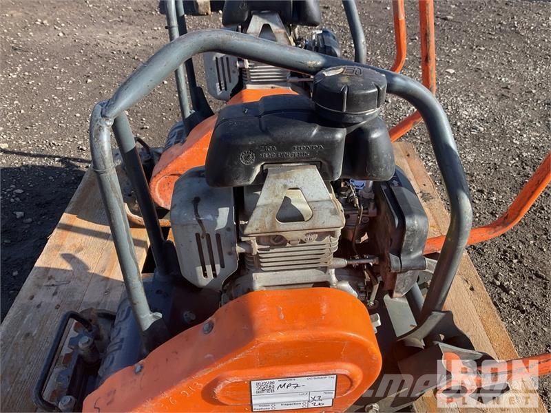 Belle of (2) Belle LC3251 Vibratory Plate Compactor Placas compactadoras