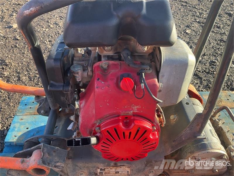 Belle of (2) Belle LC3251 Vibratory Plate Compactor Placas compactadoras