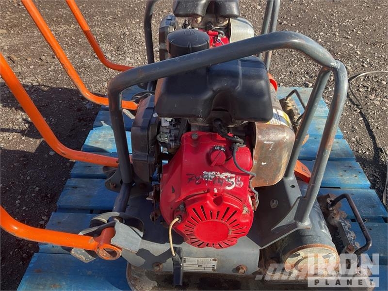 Belle of (2) Belle LC3251 Vibratory Plate Compactor Placas compactadoras