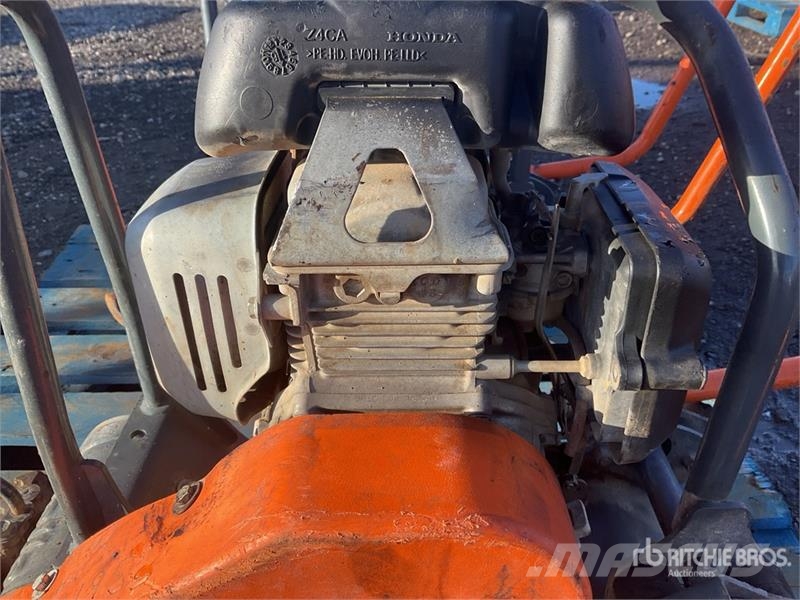 Belle of (2) Belle LC3251 Vibratory Plate Compactor Placas compactadoras