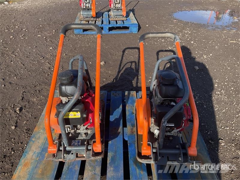 Belle of (2) Belle LC3251 Vibratory Plate Compactor Placas compactadoras