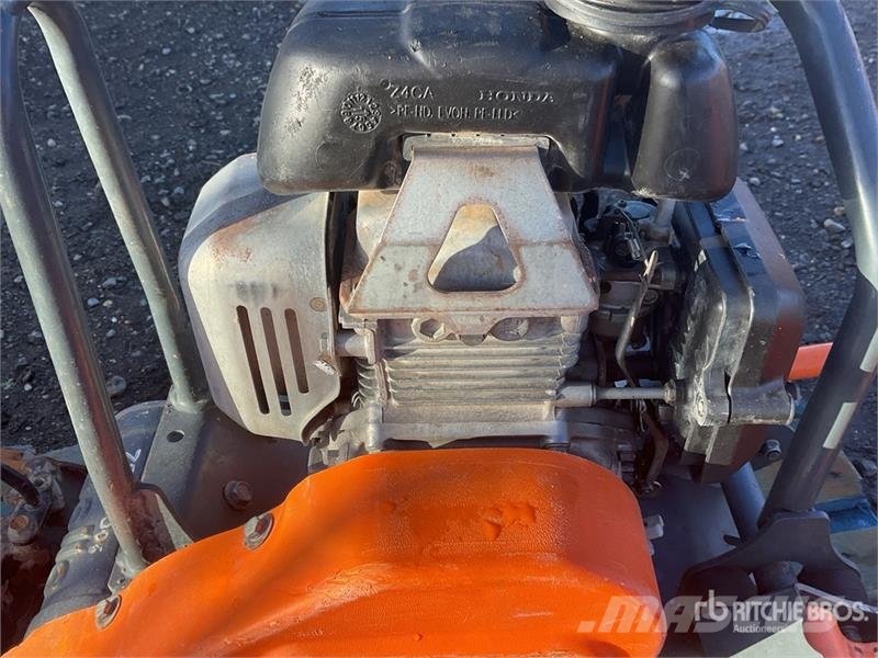 Belle of (2) Belle LC3251 Vibratory Plate Compactor Placas compactadoras