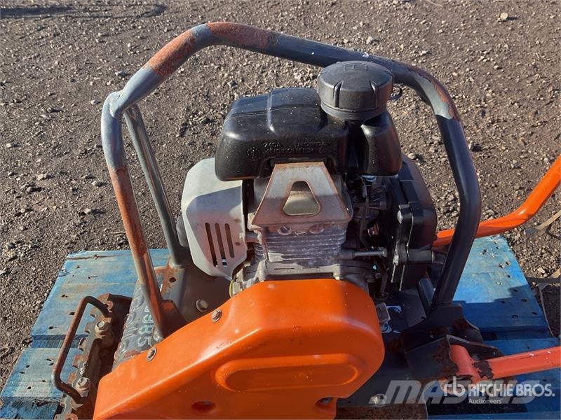 Belle of (2) Belle LC3251 Vibratory Plate Compactor Placas compactadoras