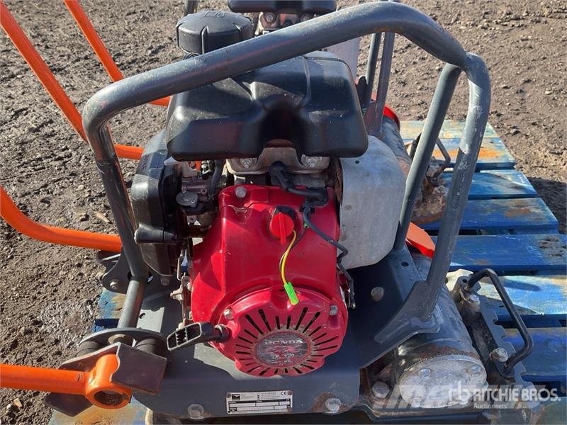 Belle of (2) Belle LC3251 Vibratory Plate Compactor Placas compactadoras