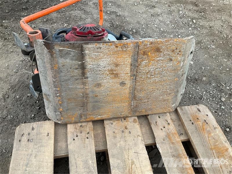 Belle of (2) Belle Vibratory Plate Compactor Віброплити та вібротрамбовки