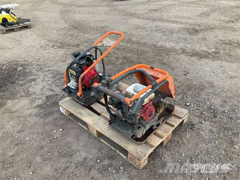 Belle of (2) Belle Vibratory Plate Compactor Віброплити та вібротрамбовки