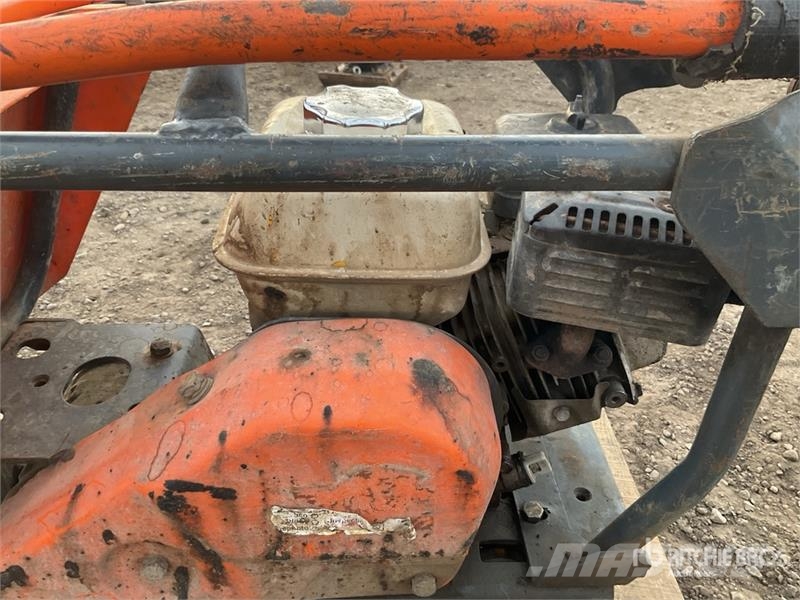 Belle of (2) Belle Vibratory Plate Compactor Віброплити та вібротрамбовки