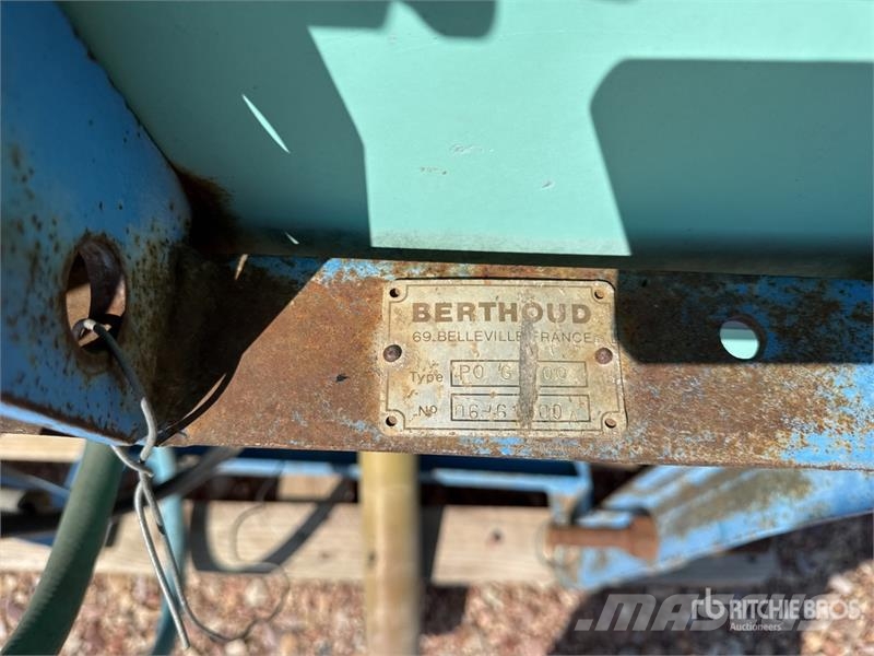 Berthoud 12 m Pulverisateur 3-Point Hitch Sprayer 견인형 분무기