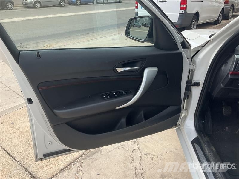 BMW 118i Automobile Автомобілі