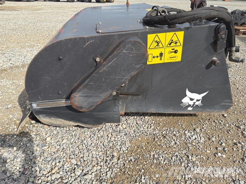 Bobcat 185 SWB Skid Steer Broom Cepillos